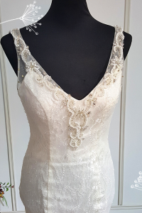 408W11 LL Berta Low back Sequin Trumpet Chantily Lace e