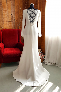 2 D Minimalist Long Sleeves Wedding Dress Plain Crepe Meghan Markle V back Sheath Straight Cut Wedding Dress Malaysia Baju Pengantin