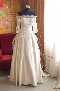 401W009 Pronovias 3 quarter sleeves lace train a 79LLWL01 LL Plus Gracia Long Sleeves Vintage Lace b Plus Size Wedding Dress Malaysia