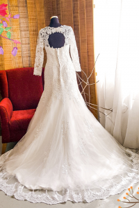 76LLWL01 LL Plus Long Sleeves V neck Alencon Lace Trumpet Keyhole Back Plus Size Wedding Dress Malaysia