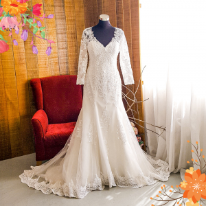 76LLWL01 LL Plus Long Sleeves V neck Alencon Lace Trumpet Keyhole Back a Plus Size Wedding Dress Malaysia