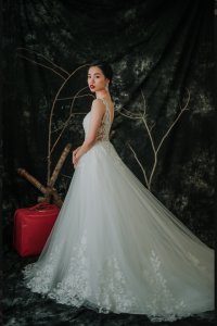 910BY05W02 Barrie Strap V illusion neck A line lace train 6 v