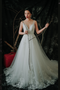 910BY05W02 Barrie Strap V illusion neck A line lace train 10 v